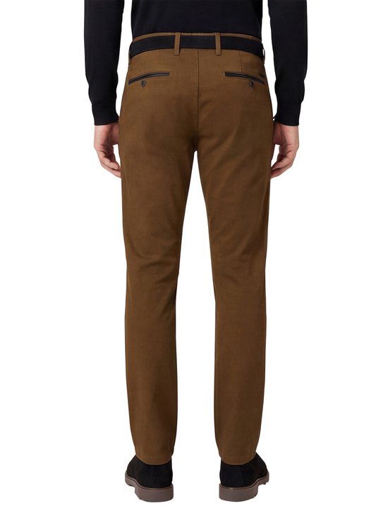 Achterkant van een man in een bruine chino met zwarte riem en zwarte accenten op de achterzakken.