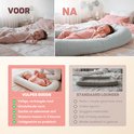 Vergelijking: baby zonder nestje op bed (VOOR) en baby in nestje op bed (NA). Onderin vergelijking van Vulpes Goods babynestje met standaard lounger.