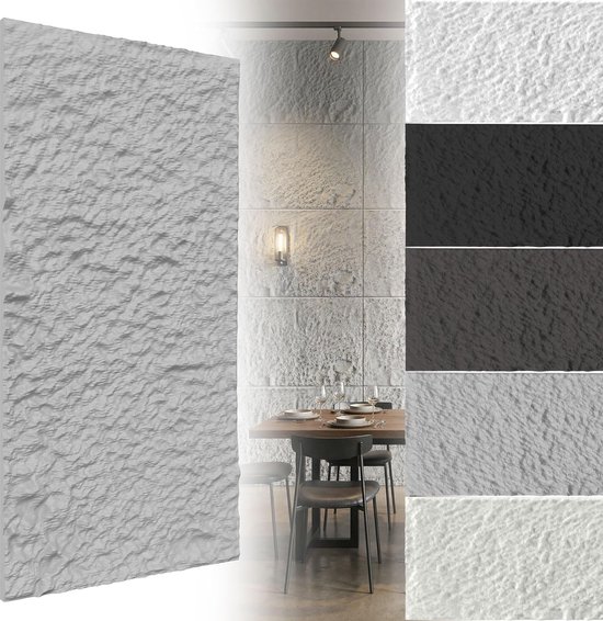 Witte, ruw gestructureerde panelen, gebruikt als muurdecoratie in een eetkamer.