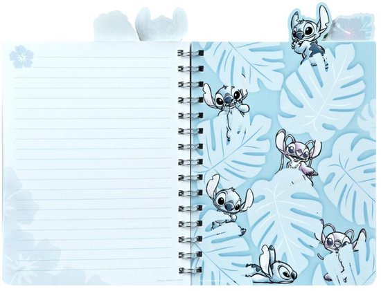 Lichtblauwe notitieboek met tropische bladeren en verschillende Stitch-figuren. De bladzijden zijn gelinieerd met een bloemdecoratie.