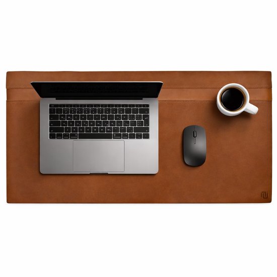 Bruine lederen bureauonderlegger met laptop, muis en kopje koffie. Gestikte randen en logo.