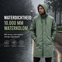 Man met groene regenjas tijdens hevige regen. De jas is waterdicht met 10.000 mm waterkolom en winddicht.