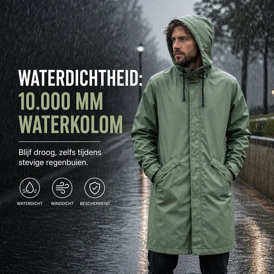Man met groene regenjas tijdens hevige regen. De jas is waterdicht met 10.000 mm waterkolom en winddicht.