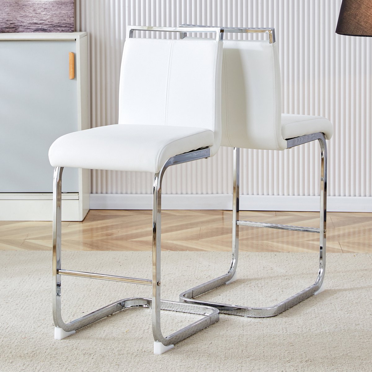 Set van twee barkrukken in Scandinavische stijl (2 stuks). Gemaakt van hoogwaardig wit kunstleer met zilverkleurige metalen poten. Geschikt voor restaurants, keukens, etc. Totale hoogte: 96,5 cm.