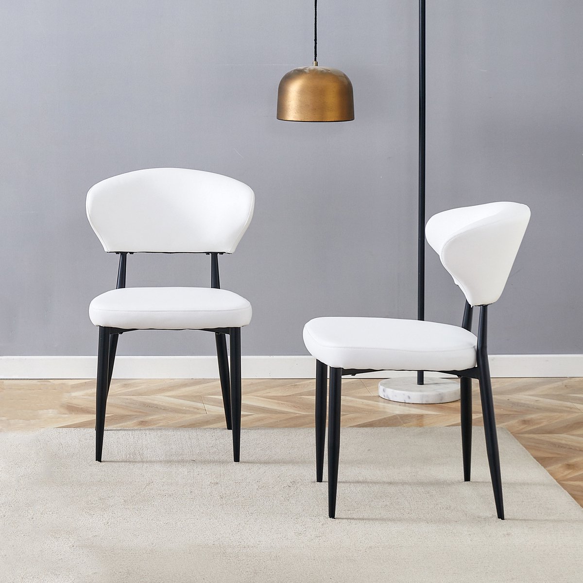 Witte minimalistische ergonomische eetkamerstoel met gebogen rugleuning, comfortabel ontworpen – creëert een nieuwe zithouding vol comfort en eenvoudige elegantie. De verpakking bevat 2 stoelen.