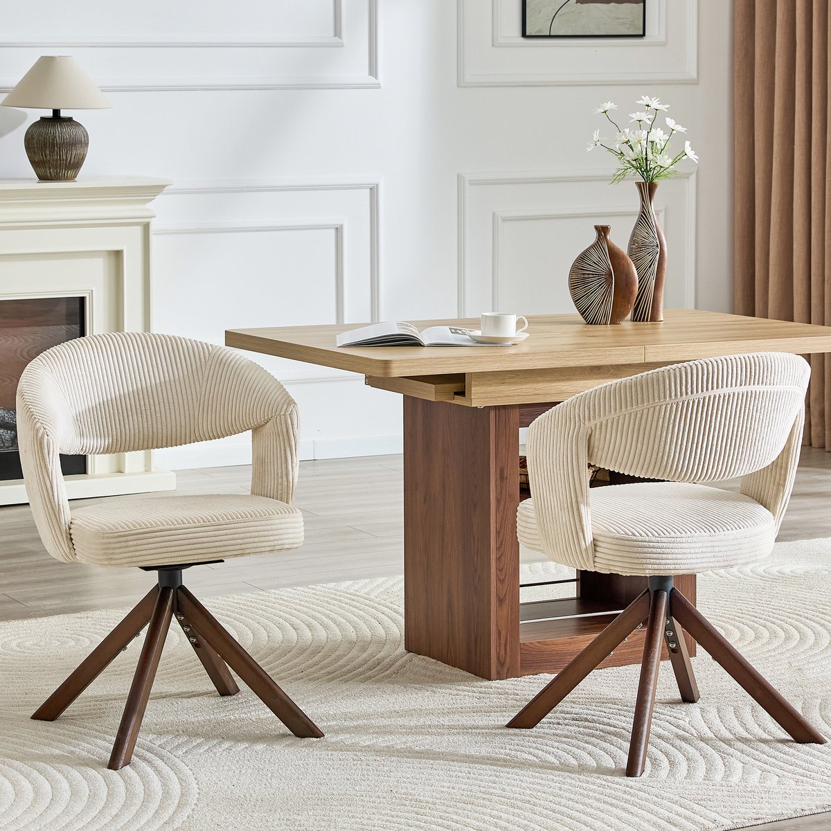 Set van 2 retro draaistoelen. Crème-witte eetkamerstoelen met verticale strepen en massief houten poten in walnootkleur, 360° geruisloos draaibaar en met gebogen rugleuning. Geschikt voor eetkamers.