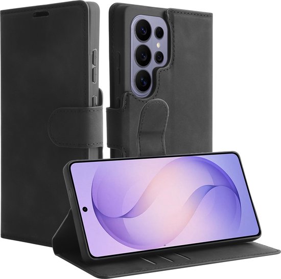 Zwart telefoonhoesje voor Samsung Galaxy S26 Ultra, open met de telefoon erin en staand. Camera-uitsparingen zichtbaar.