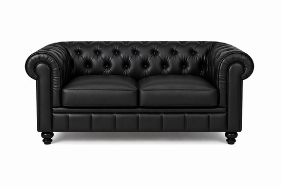 Strakke productfoto van een zwarte lederen 2-zits chesterfield bank met knopen en bolpoten.