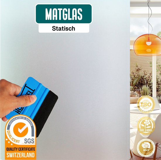Een hand brengt statische matglas raamfolie aan met een blauwe tool. Er zijn certificeringen zichtbaar.