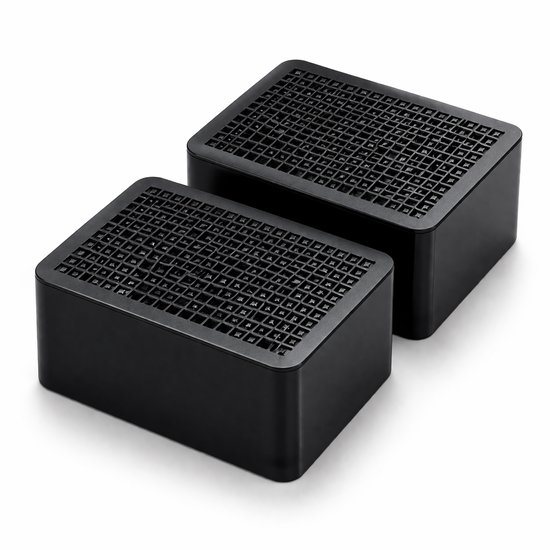 Twee zwarte, vierkante actieve koolfilters met een rasterpatroon op de bovenkant.