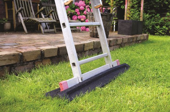Zilveren ladder op een zwarte, geribbelde antislipvoet in een tuin.