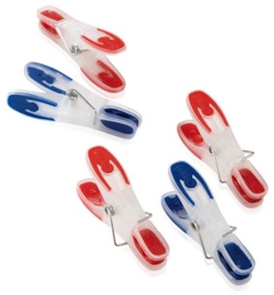 Quatre pinces à linge rouges, blanches et bleues sur fond blanc.