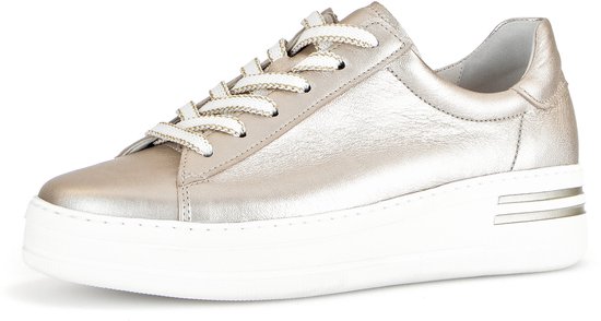 Metallic Gabor sneaker met witte plateauzool, zilverkleurige veters en decoratieve strepen op de zool.