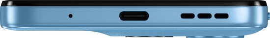 Onderkant van de blauwe Motorola Moto G17 Power telefoon met USB-C poort en speakers.