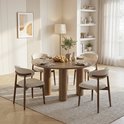Ronde houten eettafel met zes beige gestoffeerde stoelen.