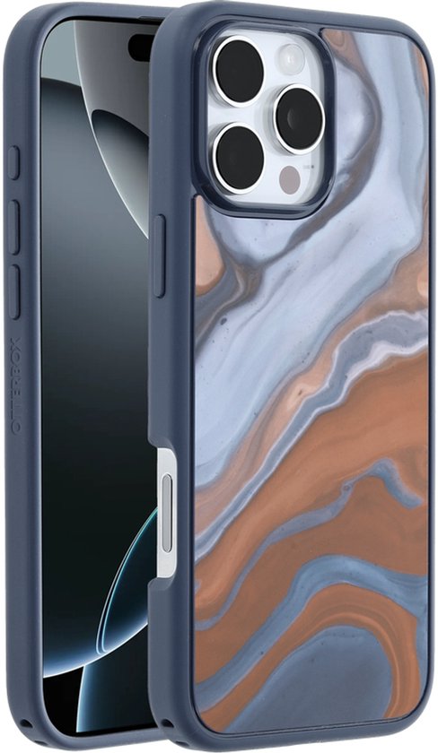 Coque OtterBox Symmetry bleu foncé avec un imprimé marbre, associée à un iPhone.