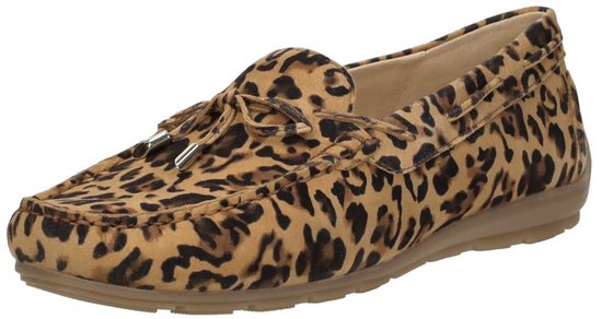 Schuine aanzicht van een suède loafer met luipaardprint en decoratieve zilverkleurige accenten.