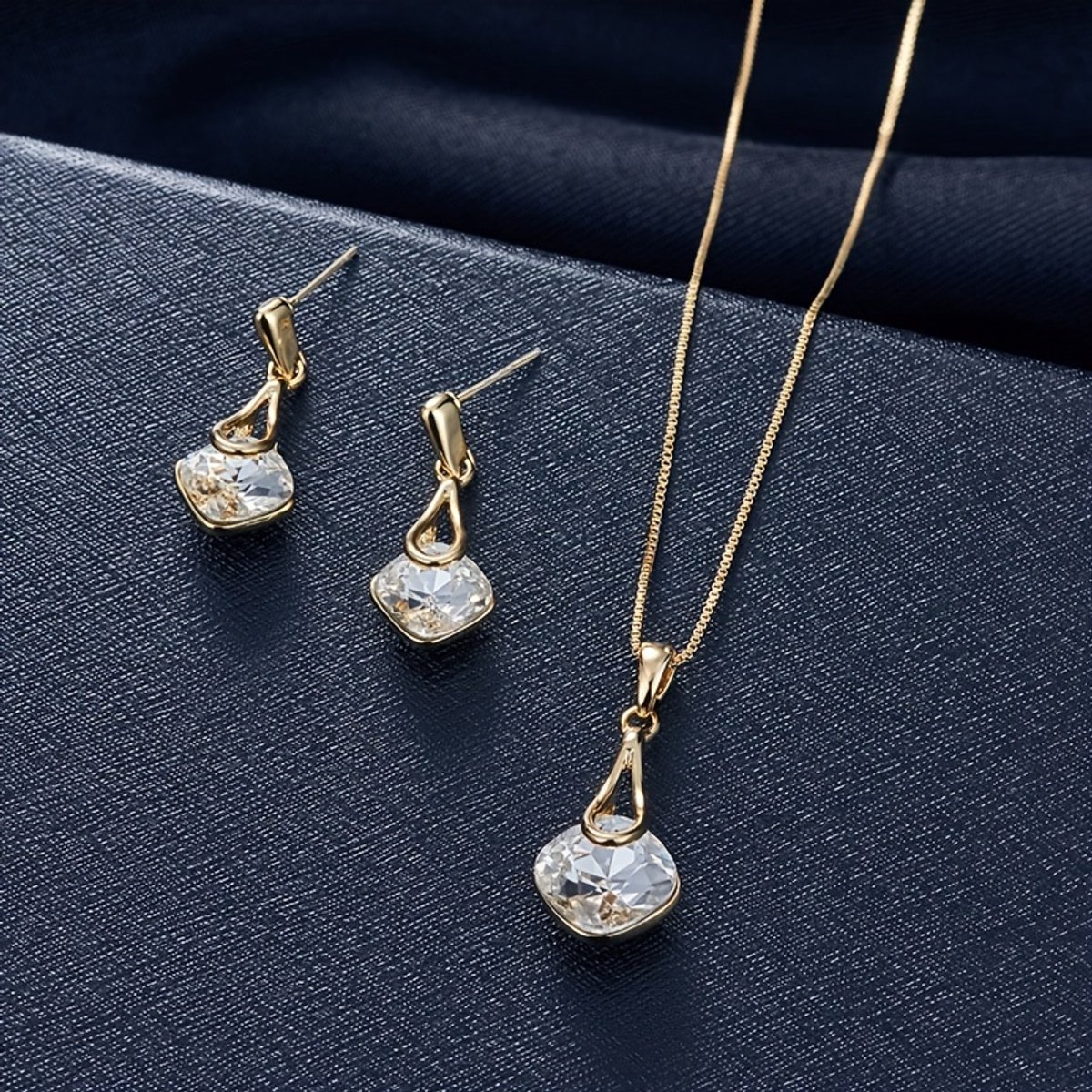 Sjika - Gouden Sieradenset Dames – Ketting & Oorbellen met Zirkonia – Elegante Luxe Set – Gold Plated – Cadeau voor Haar