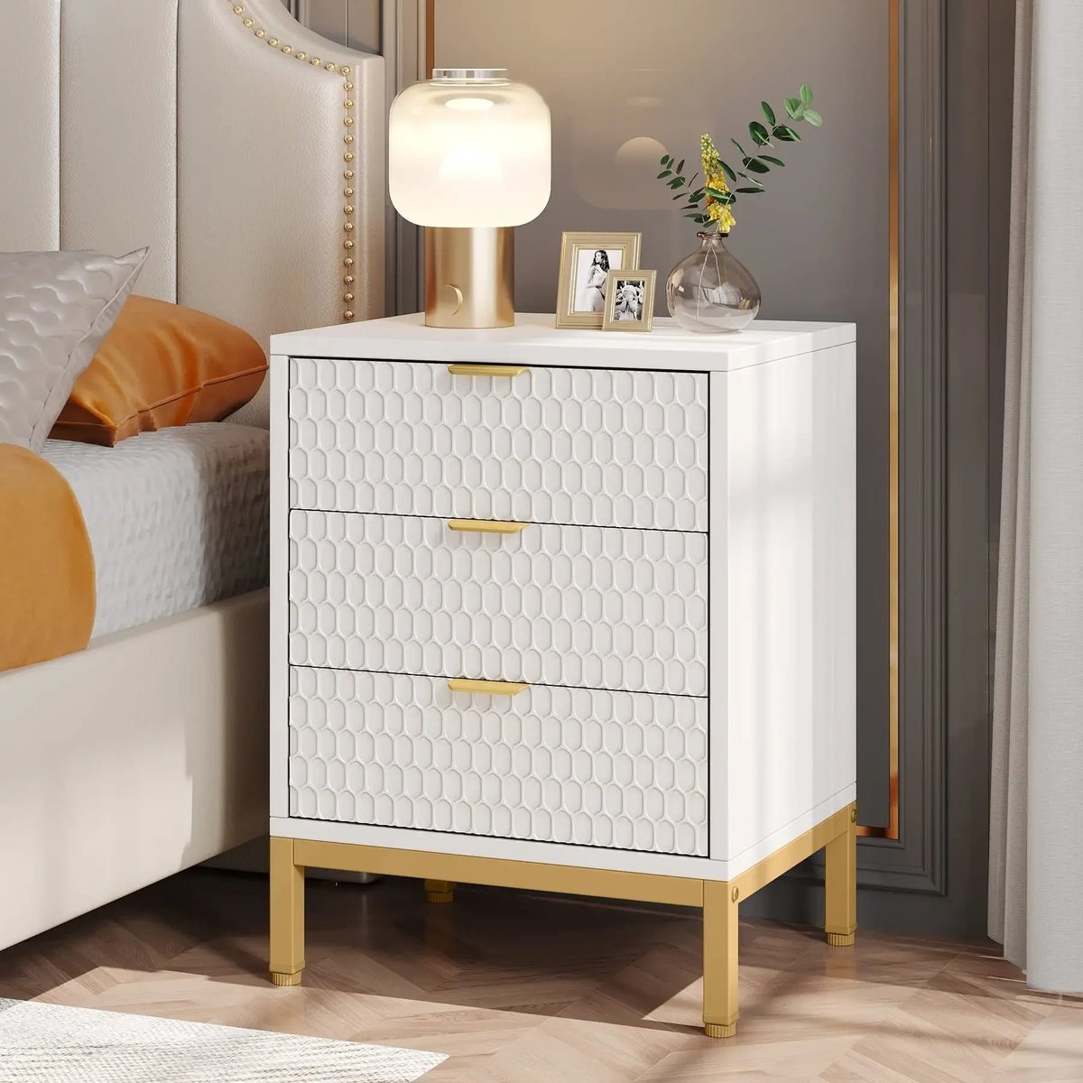 uJOY Nachtkastje - 3 Ruime lades - Ruim bovenblad - Modern design - Compact formaat - Verstelbare pootjes - Multifunctioneel Wit met gouden accenten