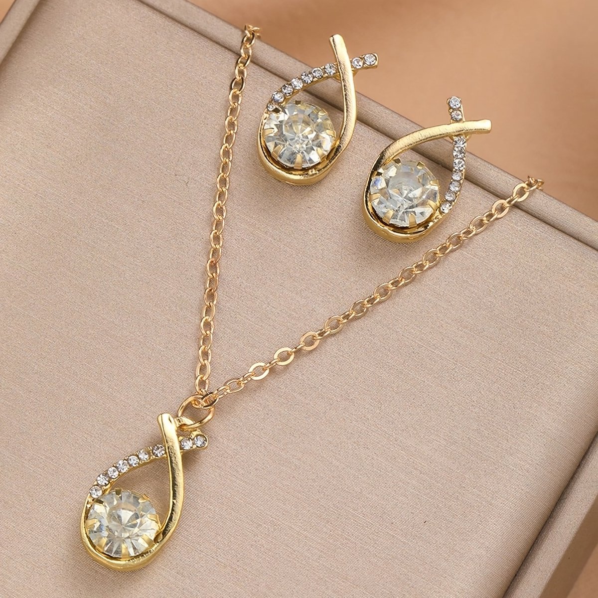 Sjika - Goudkleurige Sieraden Set Dames – Ketting & Oorbellen met Kristal Steen – Elegante Strass Sieraden Set – Luxe Cadeauset voor Haar