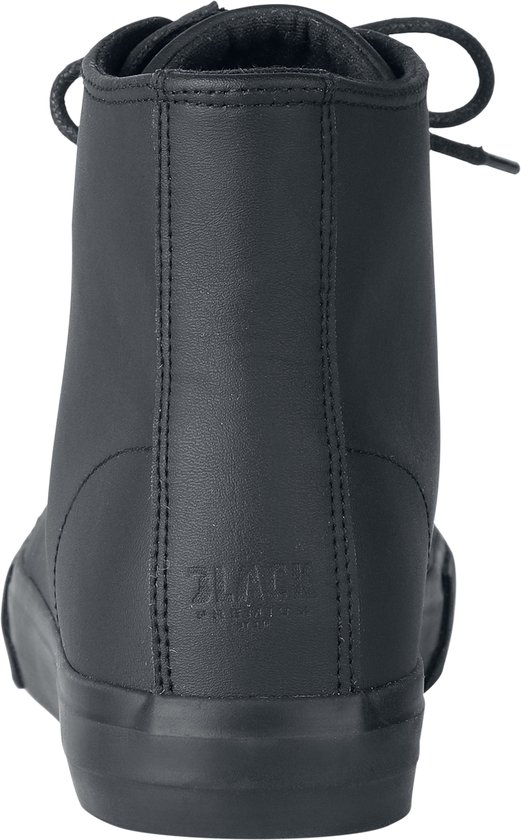 Achterkant van zwarte hoge sneaker met stiksels en reliëf logo.