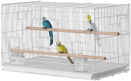 Witte vogelkooi met drie vogels, waaronder een blauwe, een gele en een witte kaketoe, en twee zitstokken.