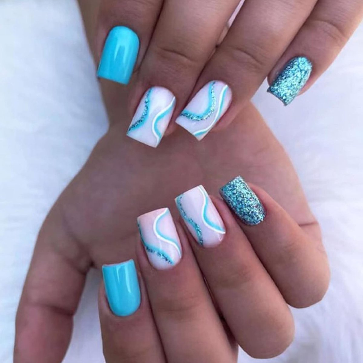 Korte Franse Ballerina Nepnagels - 24 Stuks Gel Nagels met Blauw Sequins en Golfpatroon voor Vrouwen, Perfect voor Nagelkunst en Feestjes