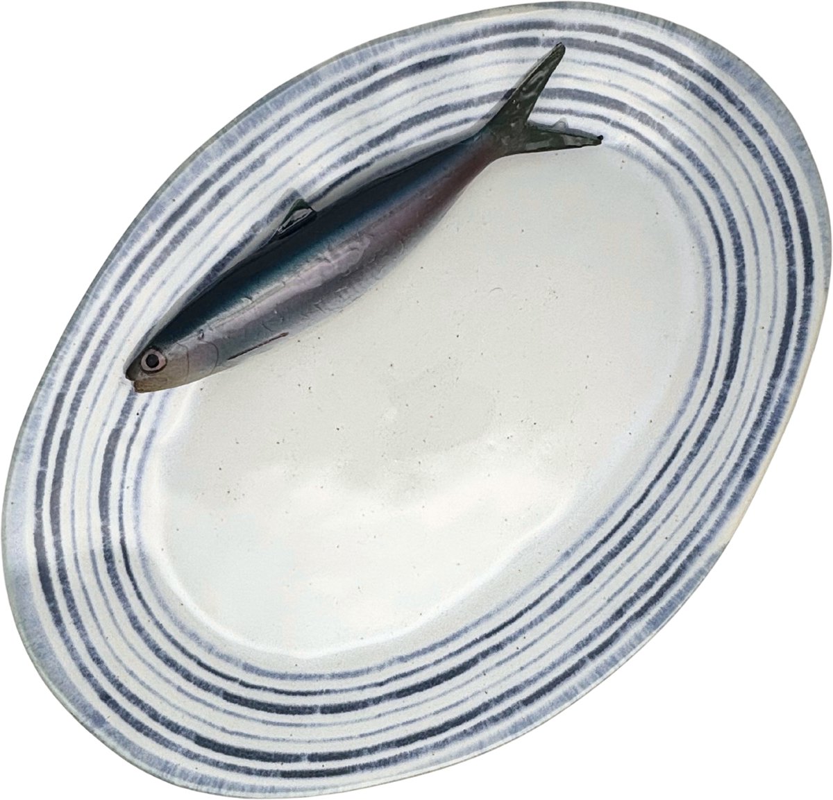 Haring/Alaccia op een groot ovaal serveerbord (40x28cm) met blauw gestreepte rand.