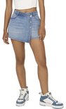 Lichtblauwe denim skort met gekruiste overslag en knoopsluiting.