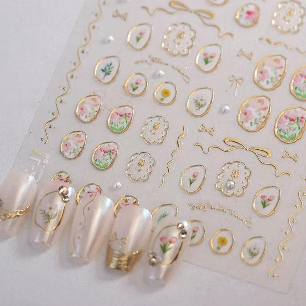 5D Nagelstickers met Geëmbosseerde Bloemen, Tulpenontwerpen en Gouden Hollow Accenten voor DIY Nagelkunst en Acrylnagels