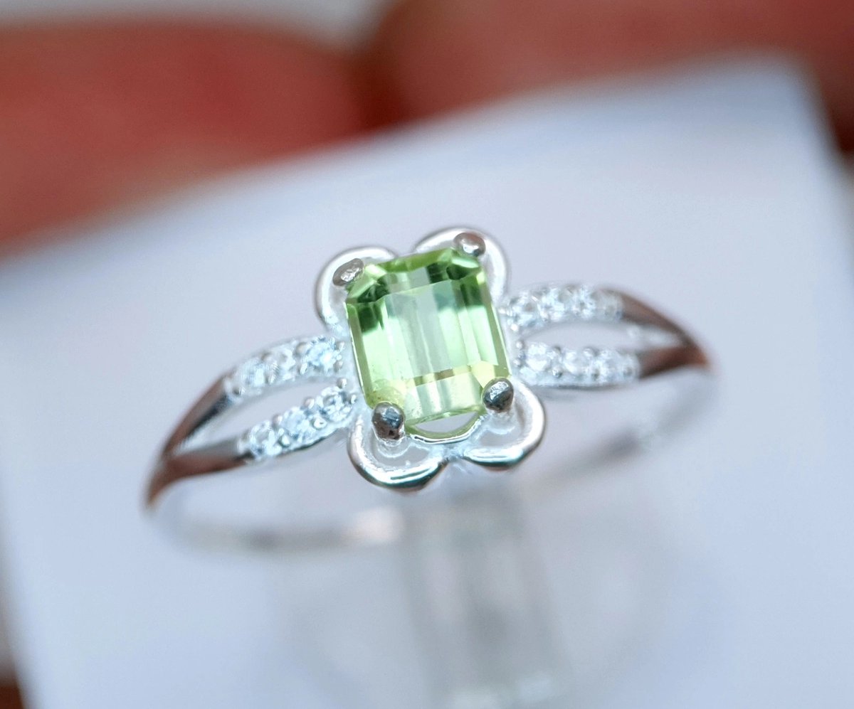 925 Sterling Zilveren Ring met Natuurlijke Olijfgroene Peridoot - Minimalistische Damesring - Groene Edelsteen - Ringmaat 8.5