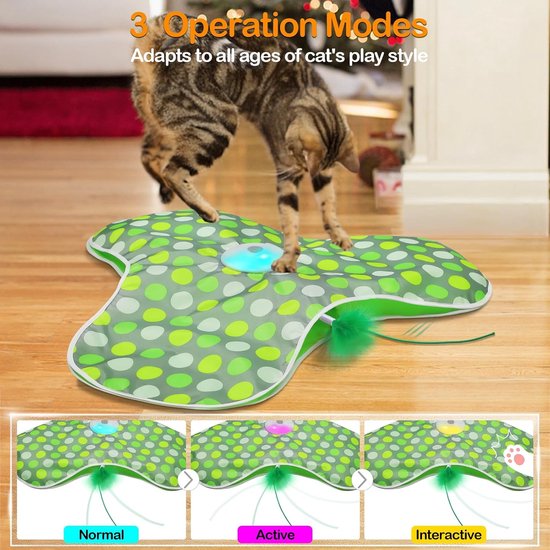 Een tabby kat speelt op een groene speelmat met stippen. Onder de mat worden drie spelmodi getoond: Normaal, Actief en Interactief.