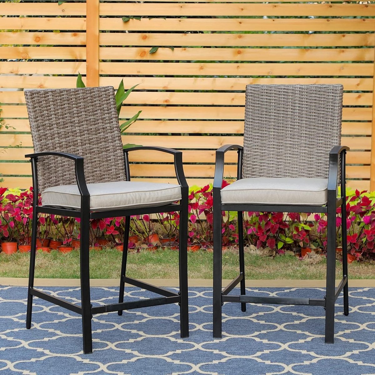 Barkrukken Set van 2 Rotan met Kussens (58x64x117 cm) – Outdoor Barstoelen met Rugleuning, E-Coating Metalen Frame, Weerbestendig PE-Rotan, Hoge Tuinstoelen voor Balkon/Terras/Bar – Beige – Urbanhome