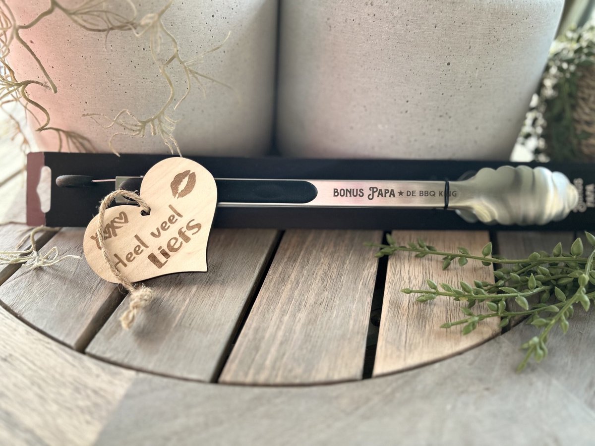 Creaties van hier – BBQ tang Bonus papa met houten hartje – hittebestendig - Rvs – 40 cm – BBQ Tang