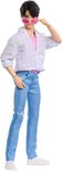 Jinu pop met roze zonnebril, wit geruit overhemd, roze T-shirt en gescheurde jeans.