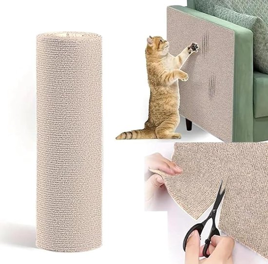 Opgerolde beige krabmat. Een kat krabt aan een bank met krabmat. Een hand knipt de mat op maat.