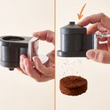 Collage van hands die gemalen koffie verwijderen uit de zetgroep.