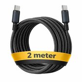 Zwarte gevlochten USB-C kabel van 2 meter, met metalen connectoren, opgerold met een geel lint.