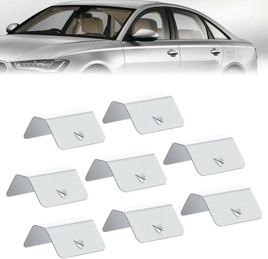 Zilverkleurige sedan naast acht zilverkleurige metalen klemmen, U-vormig met inkeping.