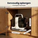 Een witte en zwarte vlekkenreiniger opgeborgen in een houten kast. "Eenvoudig opbergen. Compact formaat."