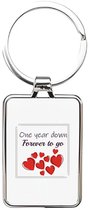 Hacebo® - 1 jaar relatie jubileum cadeau sleutelhanger rechthoekig - Getrouwd - Geliefde - sleutelhangers - 1 jaar relatie cadeau - 1 jaar samen - Cadeau Liefde - jubileum cadeau relatie - rechthoekige sleutelhanger - 3 x 7.8 CM