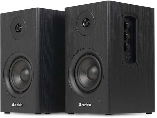 Twee zwarte houten boekenplank speakers, met een deel van de bedieningsknoppen zichtbaar aan de zijkant.