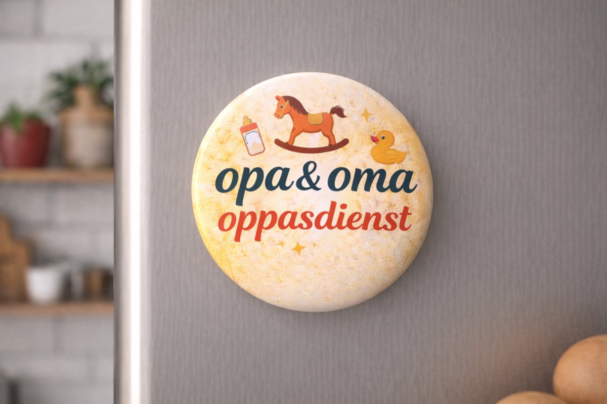 Koelkastmagneet Opa & Oma Oppasdienst – 58 mm – Grappig cadeau voor opa en oma – Cadeau grootouders – Magneet met tekst