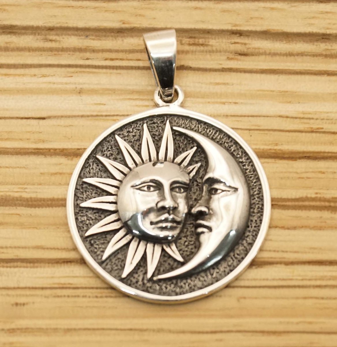 Sterling zilveren hanger zon met maan - leuke zonnetje maantje hangertje gemaakt van 925 zilver - prachtige zilveren zonnige hanger - zilveren bedel zon maan voor aan ketting - sierlijke vrouwen hanger