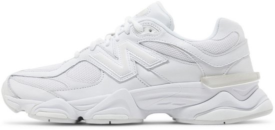 Witte New Balance 9060 sneaker met mesh details en dikke zool.