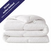 Wit Comfeur winterdekbed van 100% zuivere Europese schapenwol, opgevouwen.