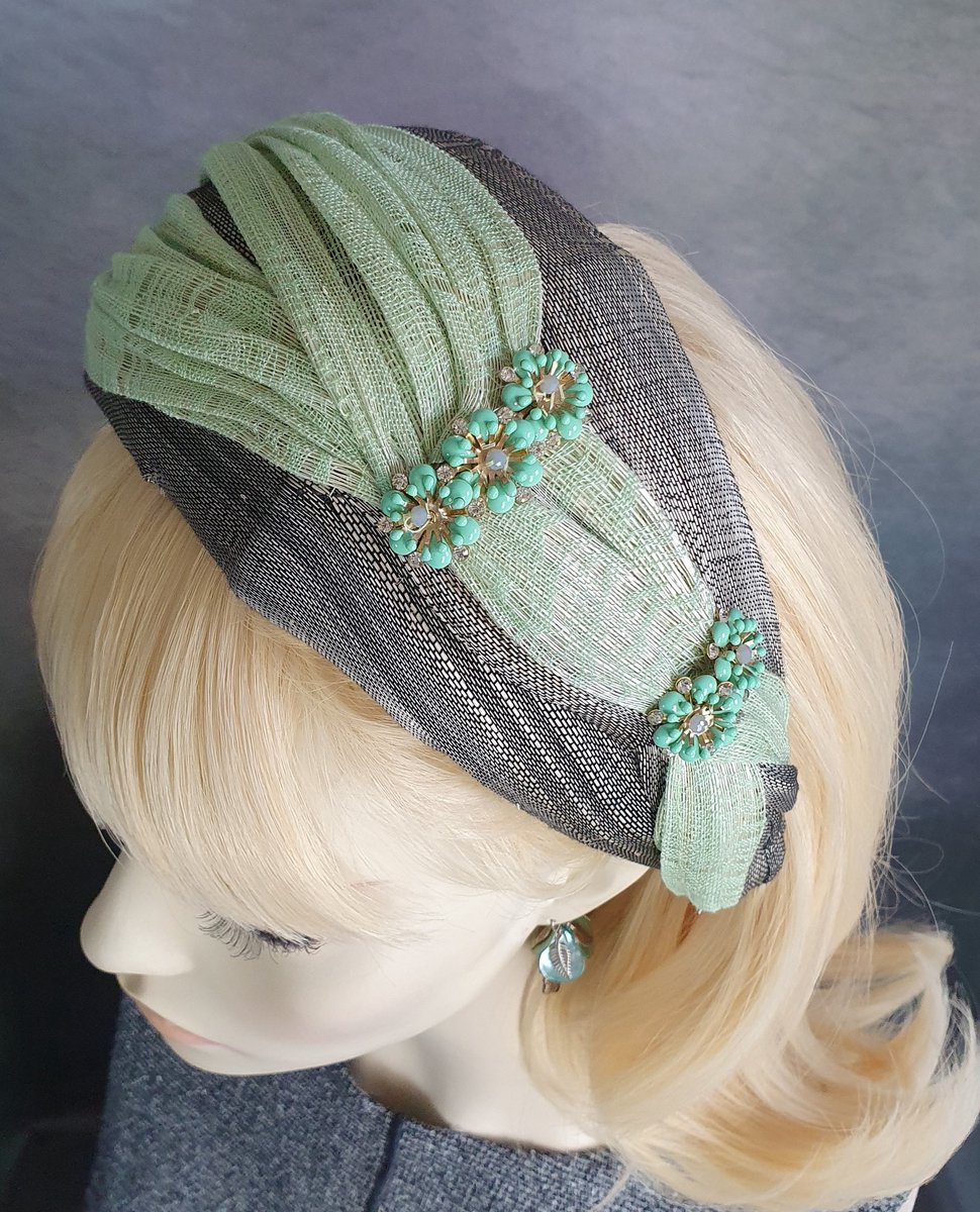 Creaciones Hoofdband Collectie – Hoofdband – Abaca-zijde grijs/groen – Metalen bloemen en kristallen – Universele maat – Handgemaakt en Uniek