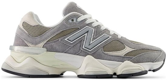 Zij-aanzicht van een grijze New Balance 9060 sneaker met beige accenten en een dikke witte zool.