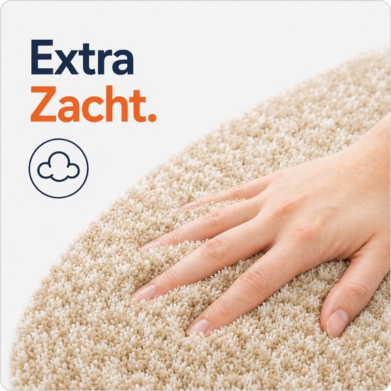 Een hand strijkt over een extra zachte, beige badmat met de tekst 'Extra Zacht'.