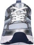 Vooraanzicht van een lichtblauwe Gabor Rollingsoft sneaker met zilveren en donkerblauwe accenten en witte veters.
